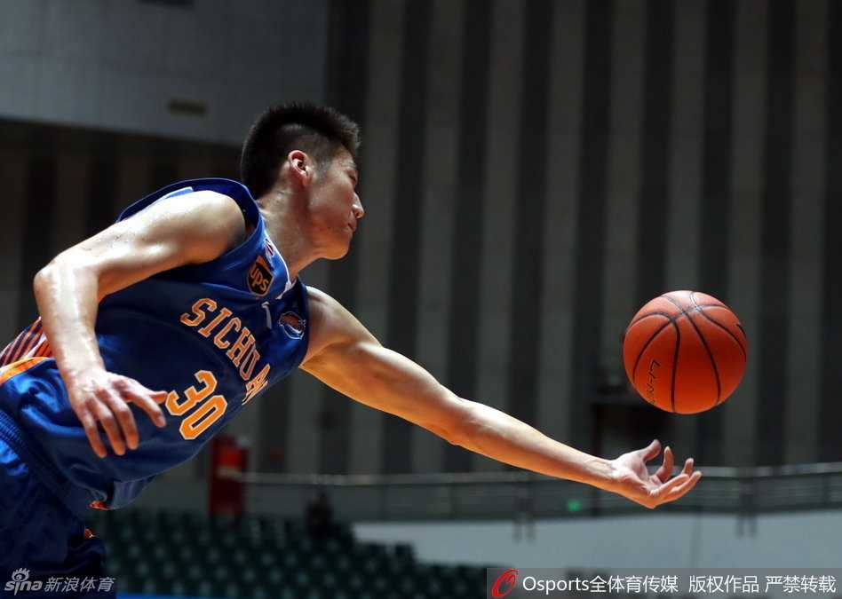 季前赛烽烟起 四川深圳齐告捷 顾全面对巴赫拉米,张开双臂严防死守