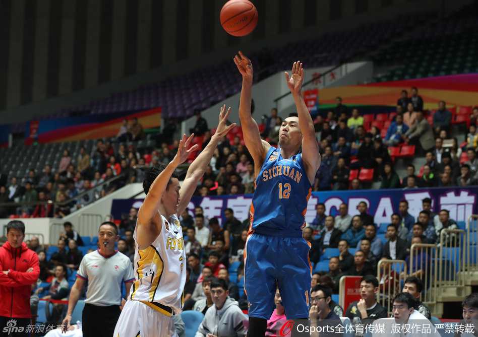 季前赛烽烟起 四川深圳齐告捷 陈晓东飞身扑球,极限救球展现拼搏精神