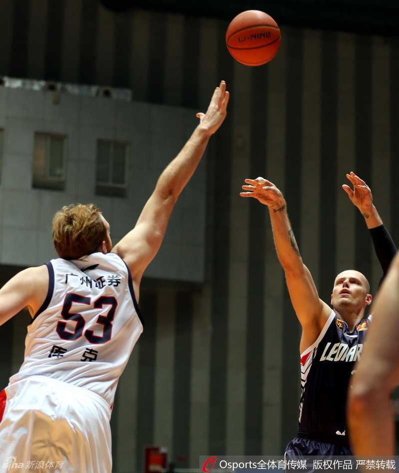 季前赛烽烟起 四川深圳齐告捷 刘炜赛后拥抱对手,英雄相惜