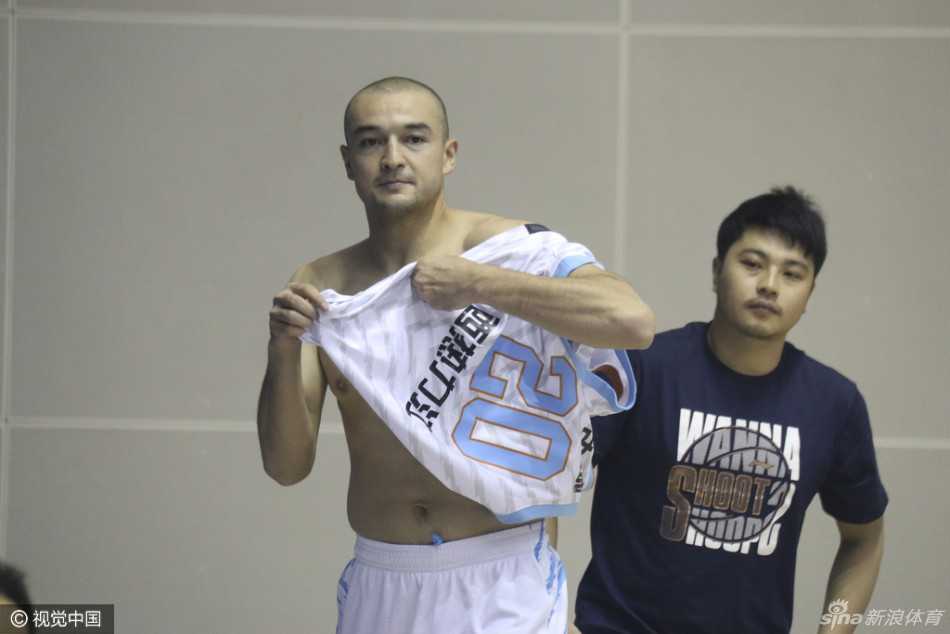 季前赛烽烟起群雄逐鹿 新星闪耀CBA赛场 新疆队外援亚当斯如游龙般穿梭于北控防线之间,连续的变向和转身闪转腾挪,为自己创造出了一线投篮空间。