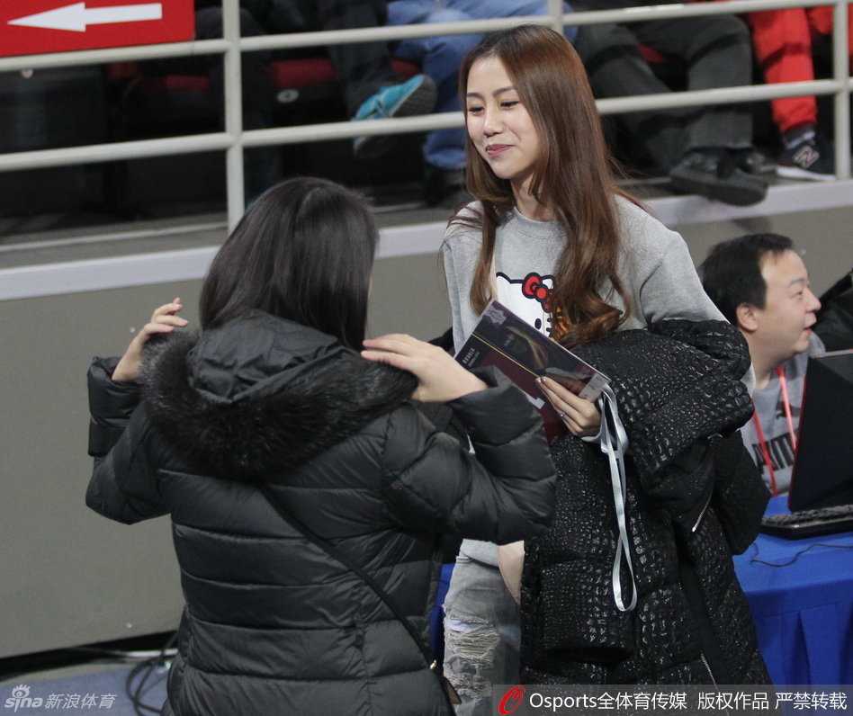 随着比赛进入白热化阶段，陈露神情略显紧张，身体微微前倾凝视赛场，修长的双手轻轻交握，将内心的牵挂与期盼展现得淋漓尽致。