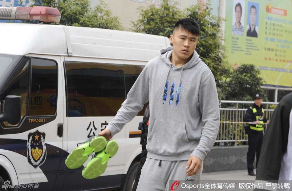 王汝恒在三分线外果断出手，皮球划过一道完美的弧线，穿网而过，这一刻他挥拳怒吼，成为了四川夺冠路上的盖世英雄。