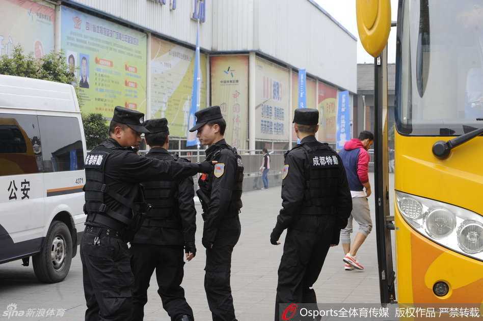 四川队神射手孟达神情专注地运球通过半场，面对辽宁队的严密防守，他眼中闪烁着对总冠军无限的渴望与坚定。