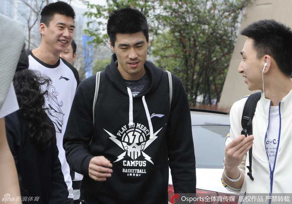 在颁奖仪式上，四川男篮全体成员围在一起，共同举起象征着至尊荣耀的CBA总冠军鼎，每个人的脸上都洋溢着梦想成真的笑容。