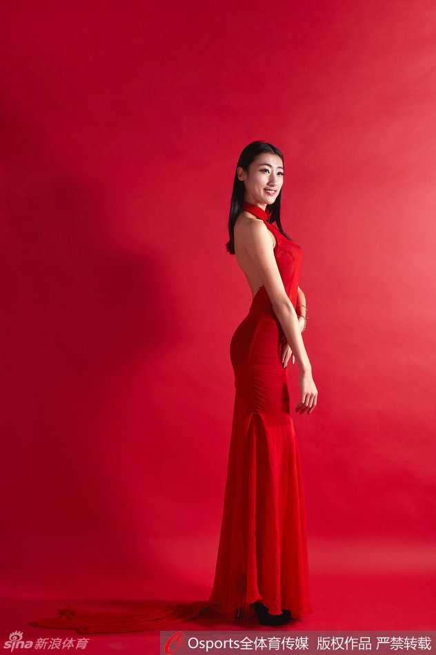 宏远宝贝火辣迎新 镜头定格热舞瞬间 魅惑眼神电力十足 宝贝身姿曼妙演绎新年诱惑