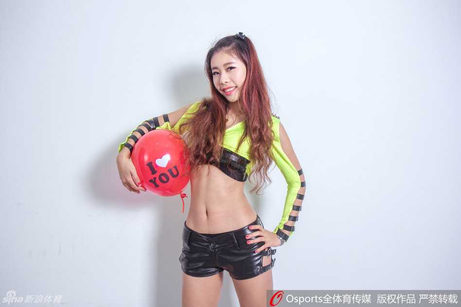 宏远宝贝皮裤热舞燃爆客场 青春力量助球队力克八一 三位宝贝齐舞瞬间,皮裤修饰出流畅的身体线条,动感活力