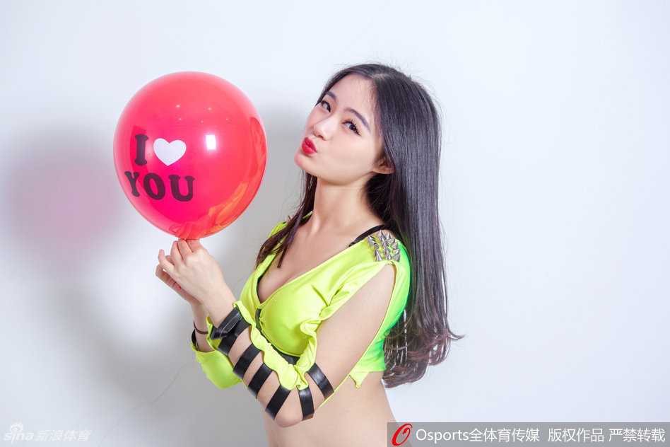 宏远宝贝皮裤热舞燃爆客场 青春力量助球队力克八一 两名宝贝面对面飚舞,皮裤勾勒动感身姿,配合默契