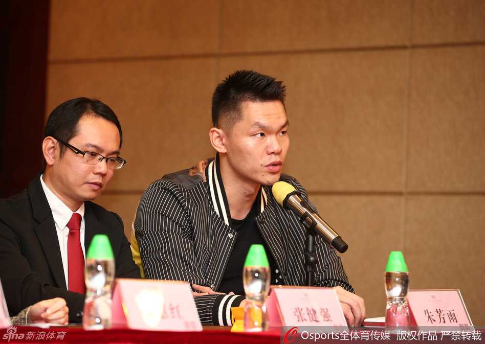 宏远拓土新蓝图,锋雨助阵青训营——广东宏远体育培训扬帆起航 轮到朱芳雨发言时,他手持话筒站在演讲台后,神情严肃而认真,身后的LED大屏幕播放着宏远青训的标语,他正在阐述宏远体育公司未来的发展规划与愿景。