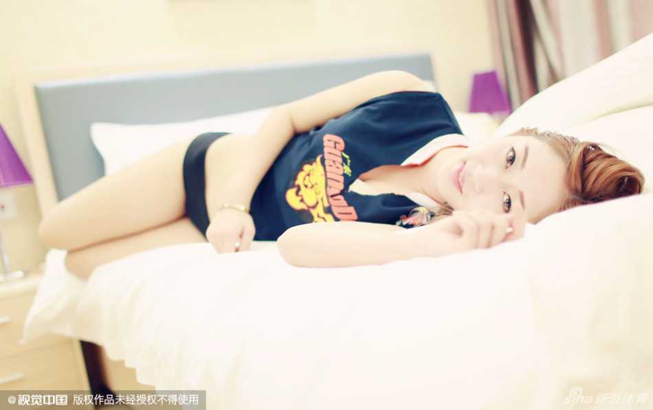 宏远宝贝身穿黑色亮片紧身衣，于观众席前回眸一笑，眼波流转间满是自信，仿佛在说“这场胜利我们拿定了”