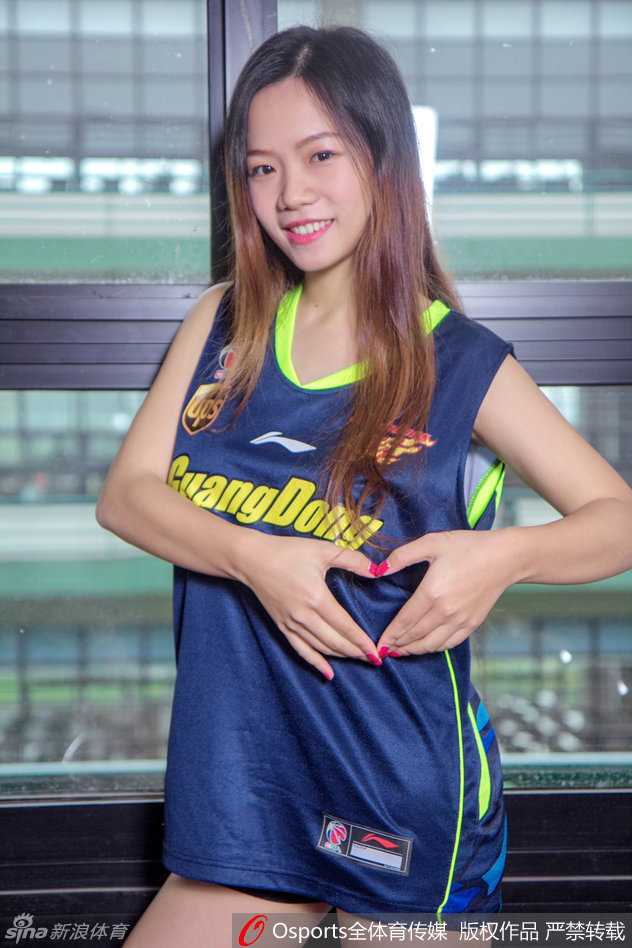 宏远宝贝们手拉手围成一圈，向四面看台的球迷鞠躬致意，汗水浸湿了衣衫，但脸上洋溢的笑容依旧灿烂如花