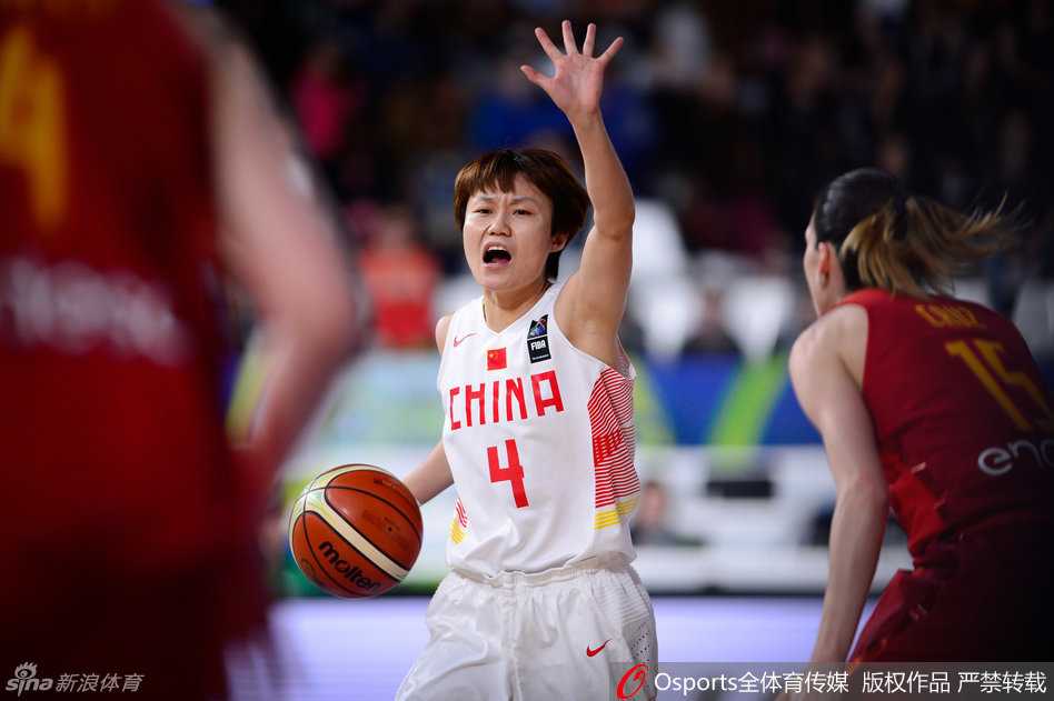 露雯持球观察的瞬间，眼神如炬，在对手严防死守下寻找稍纵即逝的传球路线，展现出队长的冷静与担当。