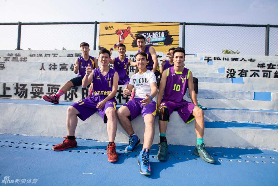 定格赛场瞬间·致敬幕后英雄 Brave Alliance战队成员目光坚毅望向远方,队服上的徽章在灯光下闪烁,仿佛在宣告新赛季的雄心