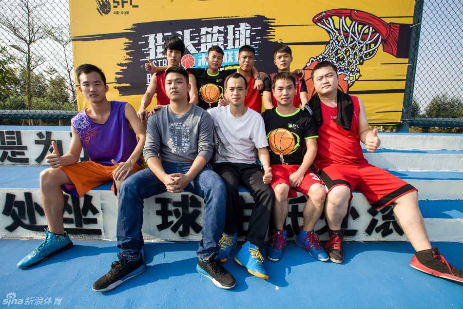 定格赛场瞬间·致敬幕后英雄 球队new能源企业主题合影日,队员们身着特制环保材质球衣,与绿色新能源展车共同构成一幅充满未来感的画面