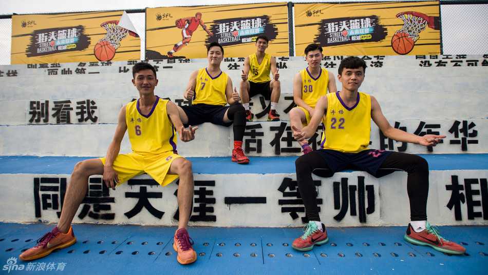 定格赛场瞬间·致敬幕后英雄 球队LIKE队合影时队员们摆出创意手势,脸上洋溢着青春的笑容,背景是充满涂鸦的训练室墙壁