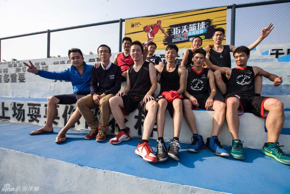 定格赛场瞬间·致敬幕后英雄 球队YP队合影于夕阳下的球场,金色的余晖拉长了每个人的身影,剪影中依然能感受到那份属于团队的凝聚力