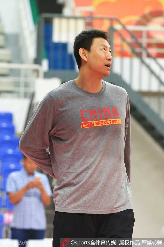 睢冉在训练间隙轻松颠球，展现出良好的球性，为高强度的训练增添了一丝趣味。