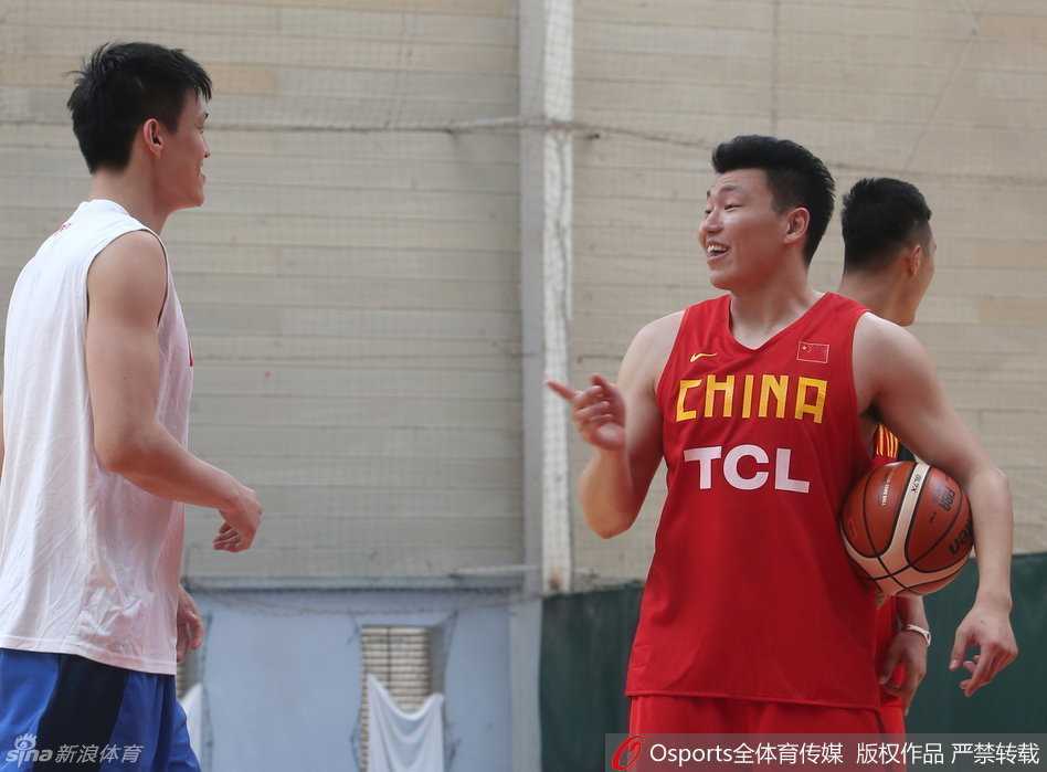 训练场上的好兄弟李根与周鹏开怀畅谈，两人笑容灿烂，仿佛在分享刚才投篮命中的喜悦，轻松的氛围感染着在场的每一个人。