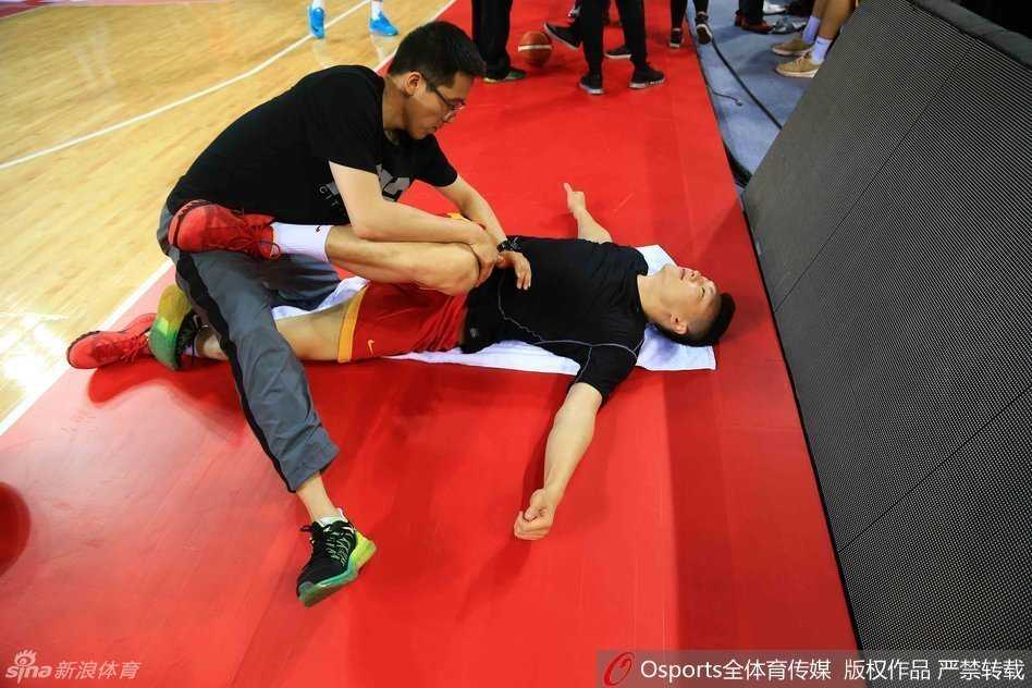 宫鲁鸣挂帅高原磨利剑 中国男篮全力冲刺里约奥运 丁彦雨航手扶篮球若有所思,眼神中透露出对刚刚训练内容的回味与思考,渴望尽快领会新战术