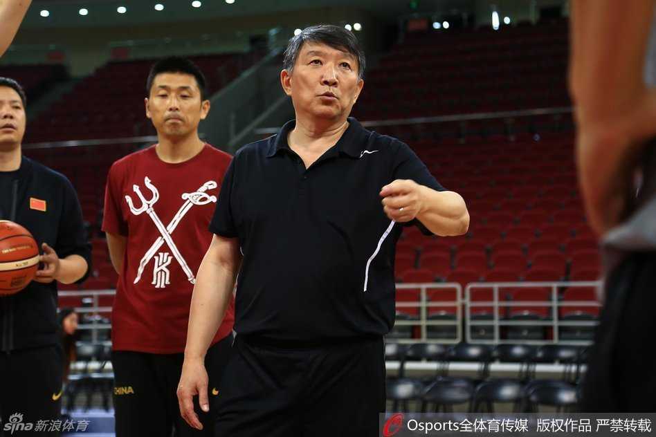 宫鲁鸣挂帅高原磨利剑 中国男篮全力冲刺里约奥运 宫鲁鸣指导双手抱胸站在场边,神情严峻地监督着队员们的体能训练,不放过任何偷懒的细节