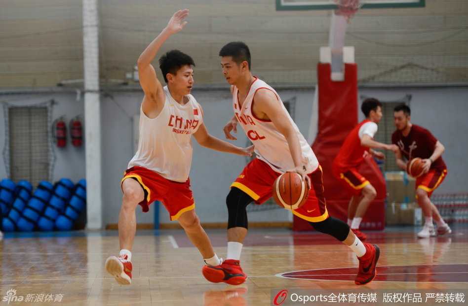 北京队后卫方硕在对抗训练中咬紧牙关，豆大的汗珠顺着脸颊滑落，眼神里透着高原特训的坚毅与专注。