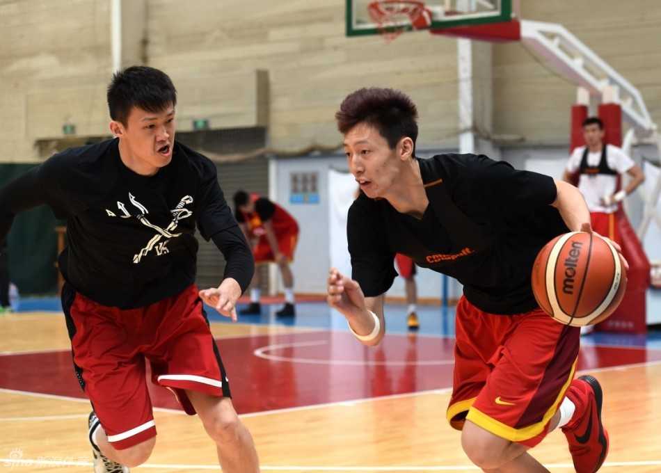 宫鲁鸣海埂督训重铸男篮筋骨 李根周鹏攻防演练各显神通 训练间隙,宫鲁鸣双手抱胸站在场边,神情专注地凝视着场上正在进行力量恢复的弟子们,夕阳的余晖透过高窗洒在他身上,映出一位老帅的坚守与期望。