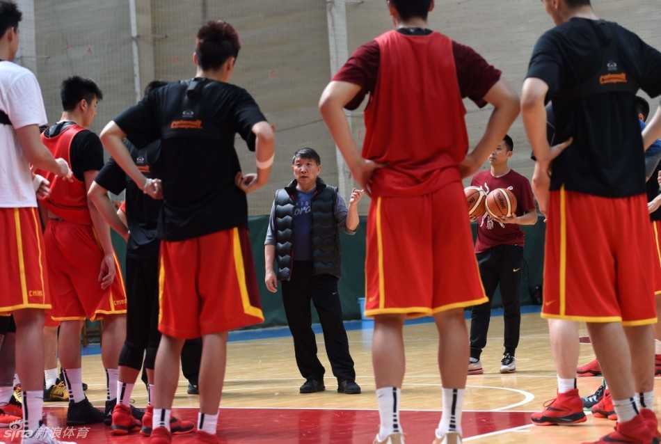 宫鲁鸣海埂督训重铸男篮筋骨 李根周鹏攻防演练各显神通 宫鲁鸣一脸严肃地站在弟子们中间,用力挥舞着右臂布置战术,眼神如鹰隼般锐利,仿佛要将每一个战术板上的跑位深深烙印在球员们心里。