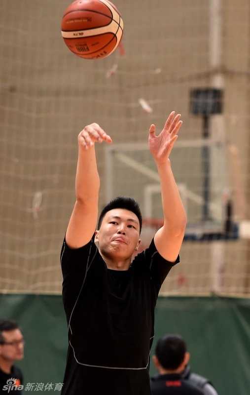 宫鲁鸣海埂督训重铸男篮筋骨 李根周鹏攻防演练各显神通 队长周鹏紧紧贴着李根展开牛皮糖式的贴身防守,手臂像长矛一样横在传球路线上,肌肉碰撞的张力仿佛穿透了屏幕,让人感受到训练的白热化。