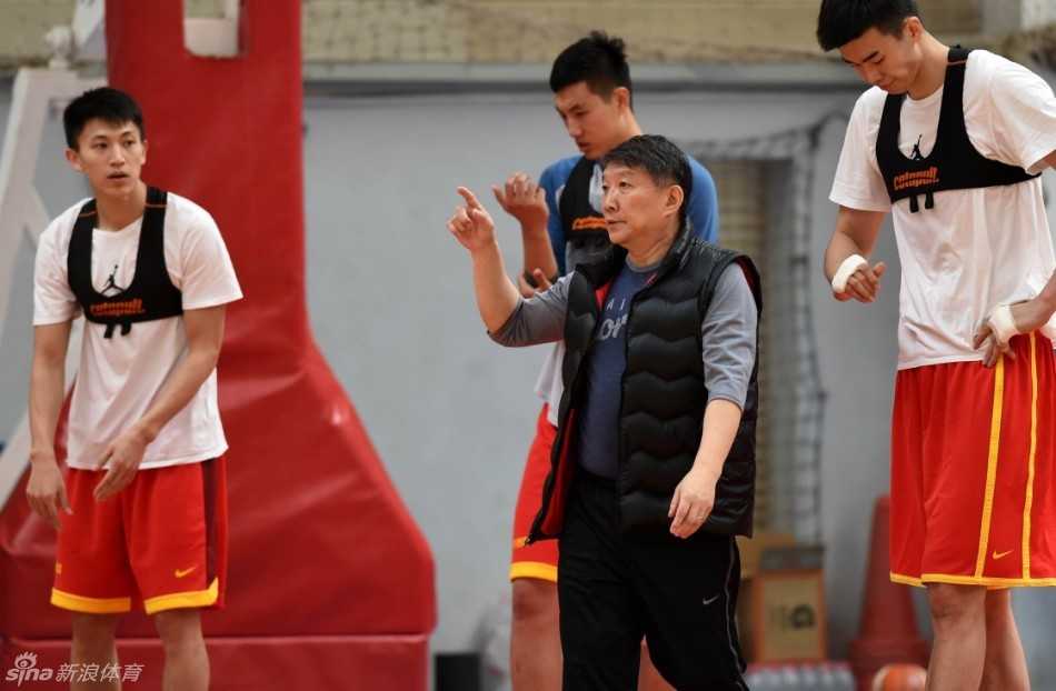 宫鲁鸣海埂督训重铸男篮筋骨 李根周鹏攻防演练各显神通 李根在三分线外张手投篮,皮球刚刚离手,他的眼神中满是自信与期待,仿佛这记远投已经穿越了高原的空气,直奔篮筐中心。