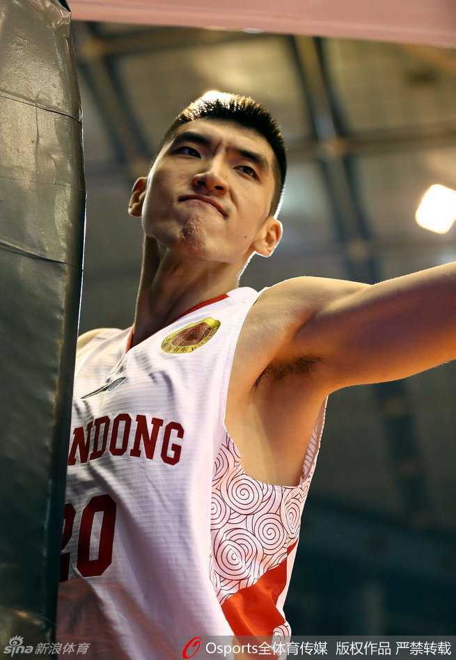 陶汉林在对方内线群中高高跃起，以一记势大力沉的双手灌篮终结进攻，完美诠释了“小鲨鱼”在内线的霸主地位。