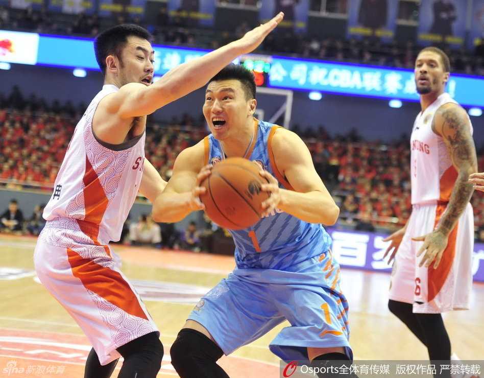 宿敌之争经典回眸 鲁疆大战那些激情燃烧的瞬间 场边的宫鲁鸣指导目光如炬,神情专注地注视着场上每一个细节,手中的战术本记录着球员们的表现