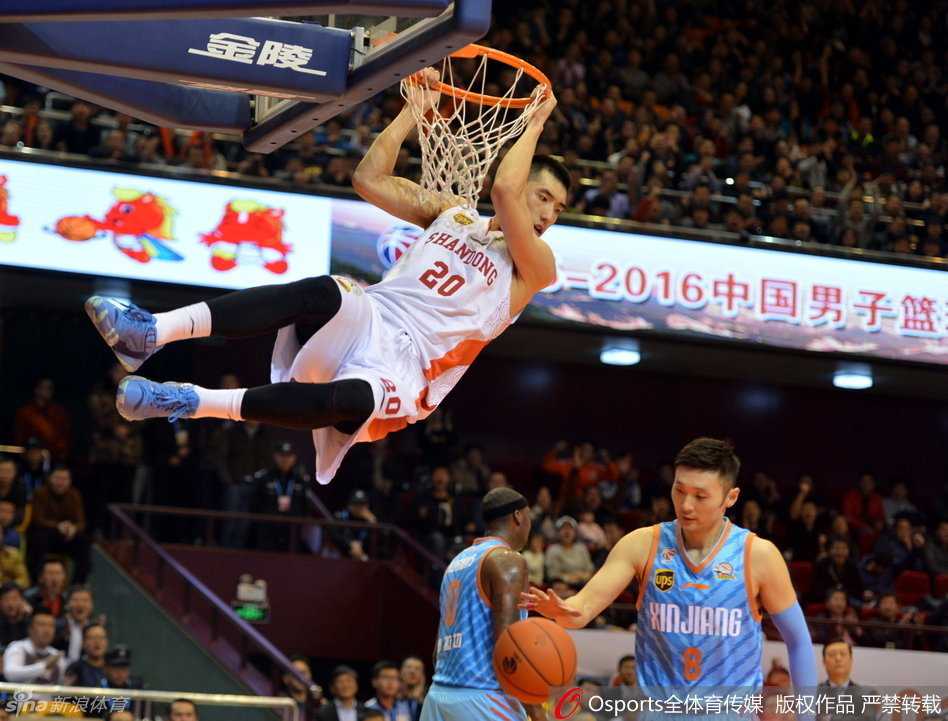 宿敌之争经典回眸 鲁疆大战那些激情燃烧的瞬间 陶汉林犹如小鲨鱼般在对手重重包围下腾空而起,双手将球狠狠砸进篮筐,整个篮架都为之颤抖