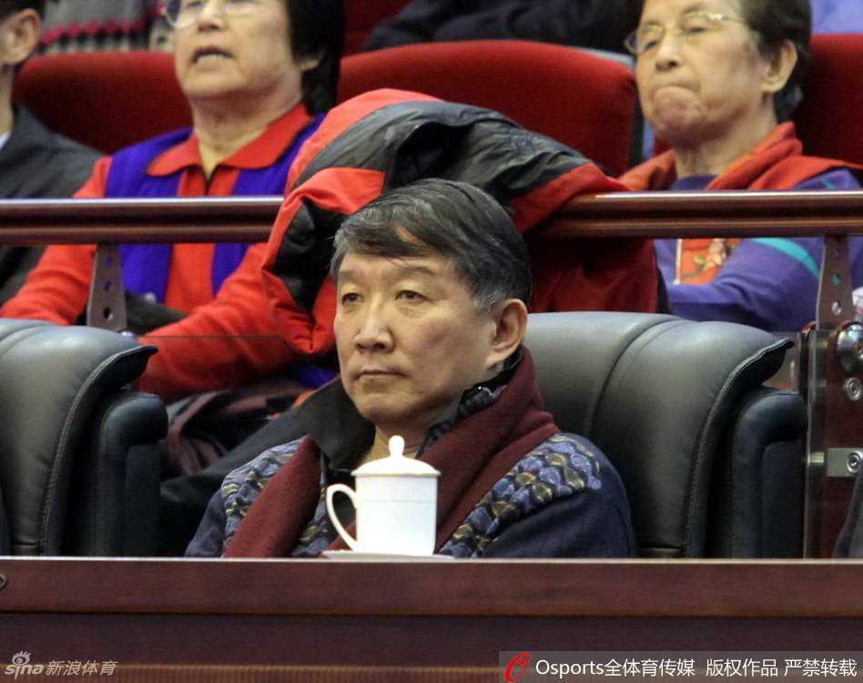 宿敌之争经典回眸 鲁疆大战那些激情燃烧的瞬间 刘炜运球加速突破,如利刃般切开防线,眼神中透露着老将的坚毅与沉稳