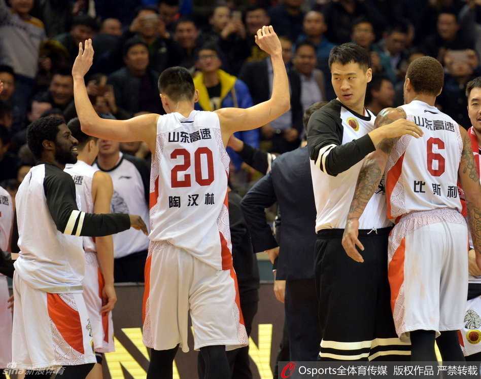 宿敌之争经典回眸 鲁疆大战那些激情燃烧的瞬间 比斯利遭遇对方防守球员如影随形的贴身紧逼,他重心压得极低,随时准备用标志性的变向过掉对手