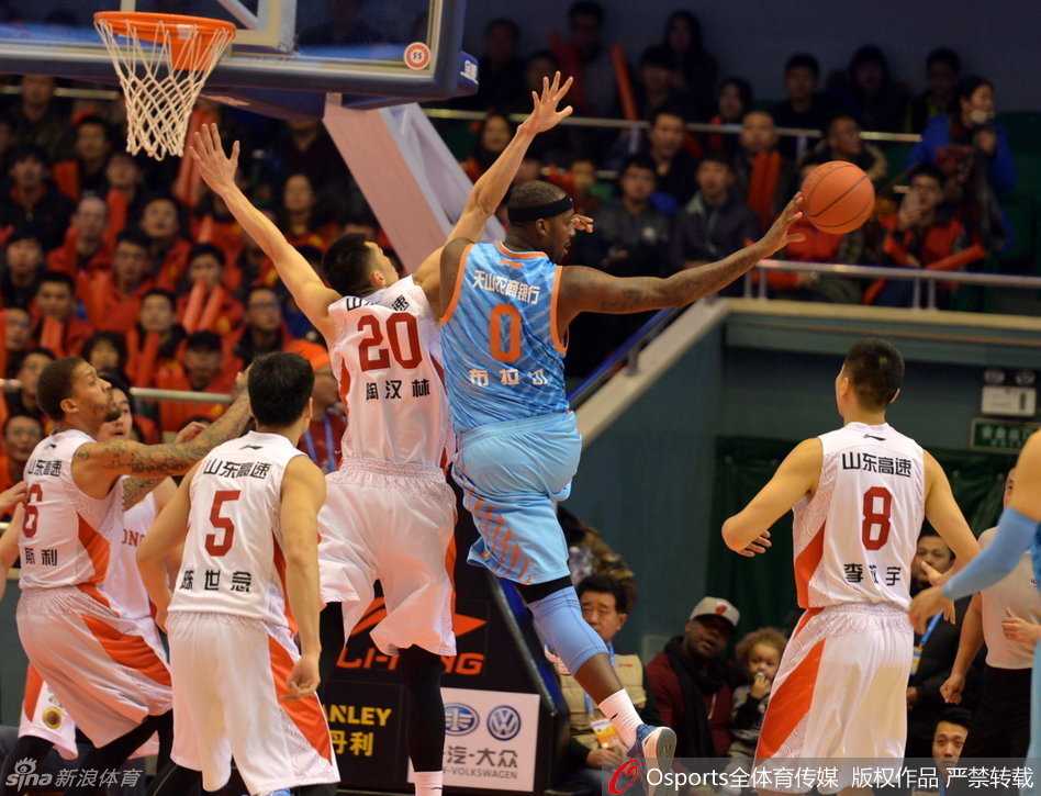 宿敌之争经典回眸 鲁疆大战那些激情燃烧的瞬间 李根如同推土机一般背身单打,凭借强壮的核心力量顶开防守者,在身体失衡前柔和地将球挑进篮筐