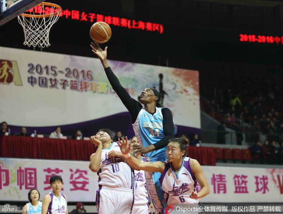 宿敌之巅的眼泪:坎贝奇与福尔斯的史诗对决 张帆眼神如炬,侧翼持球虚晃一枪,下一步就是撕裂防线的致命突破。