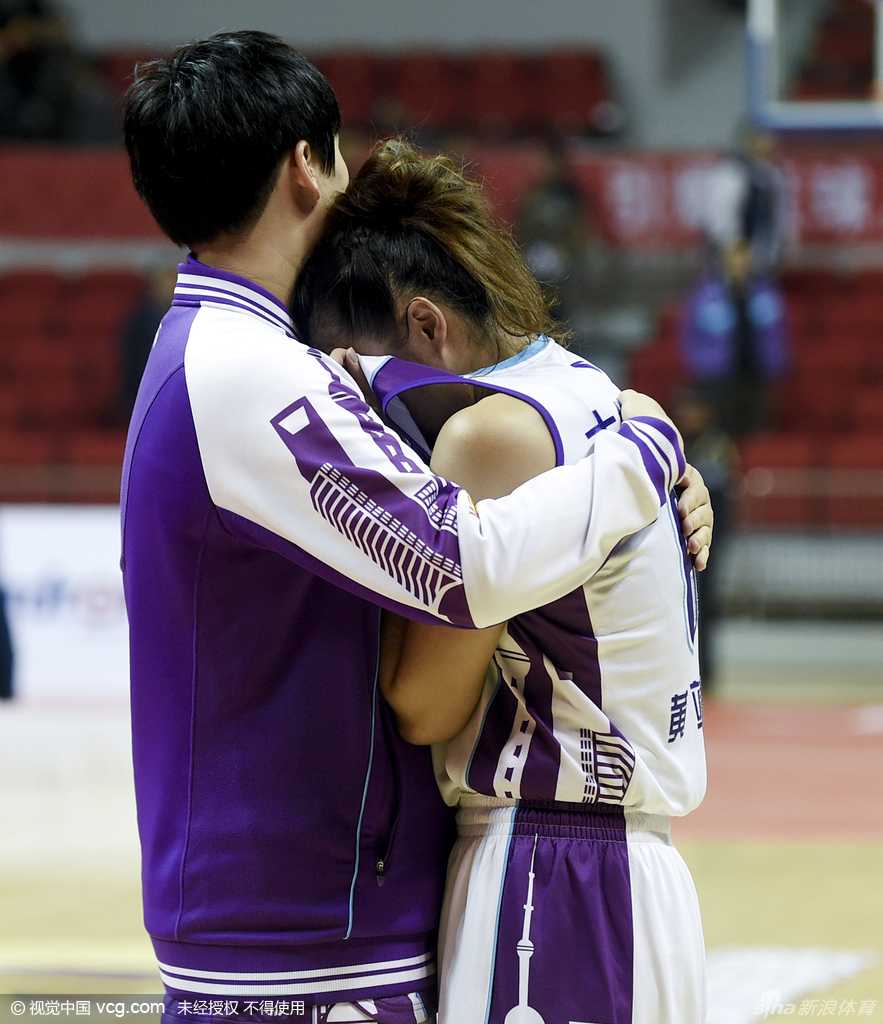 宿敌之巅的眼泪:坎贝奇与福尔斯的史诗对决 史秀峰如闪电般撕开防线,变向、加速、超越,用速度挑战对手的整个防守阵型。