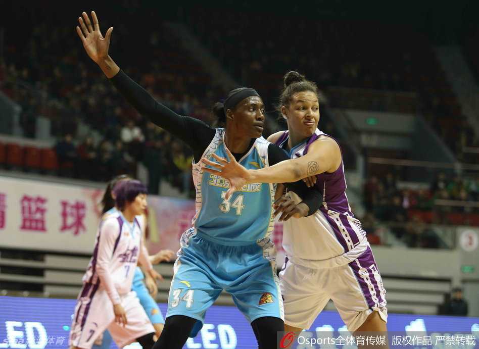 宿敌之巅的眼泪:坎贝奇与福尔斯的史诗对决 坎贝奇肆虐内线,他以万夫不当之勇强行挤开防守,在三人合围之下依然完成暴扣,势不可挡。