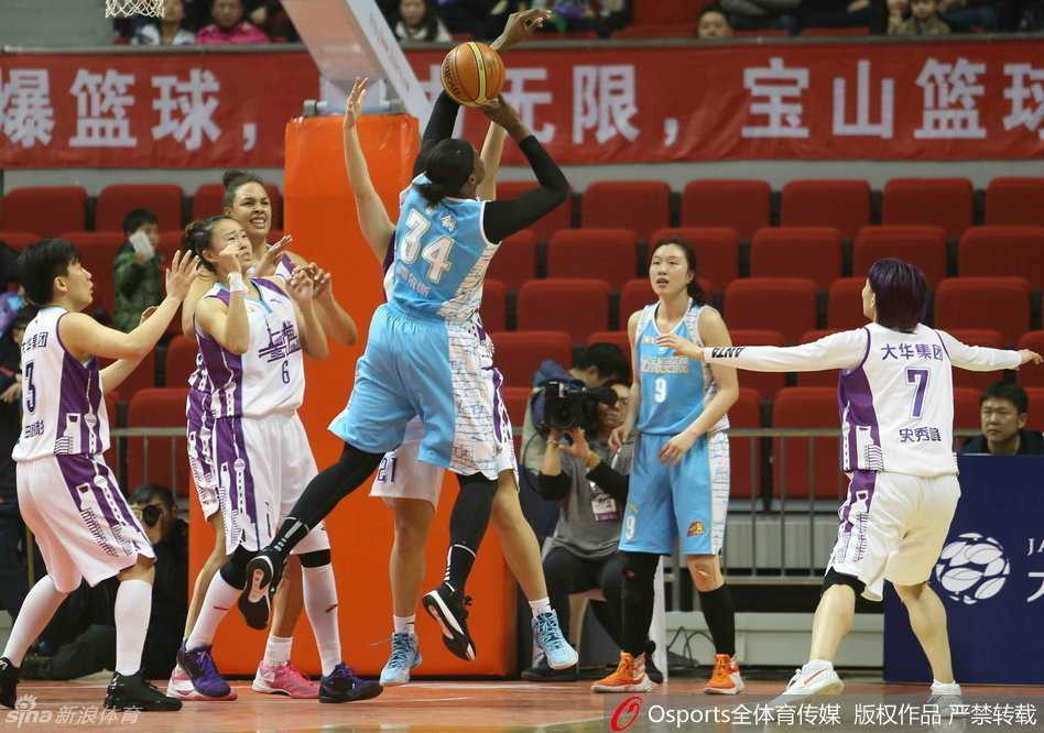 宿敌之巅的眼泪:坎贝奇与福尔斯的史诗对决 篮下巨兽的终极博弈,福尔斯张开双臂如群山般横亘在坎贝奇面前,用钢铁般的躯干铸成禁飞区。