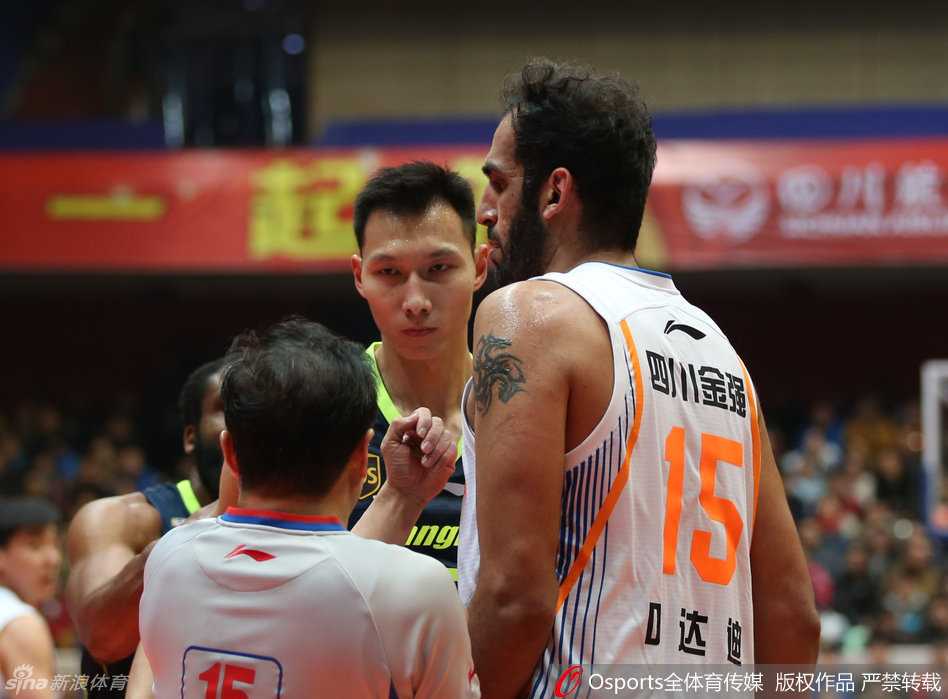 虽然被队友和裁判分隔开，但易建联依然不甘心地回头，眼神死死锁定住不远处的哈达迪，那眼神里充满了战斗的欲望和不屈的斗志。