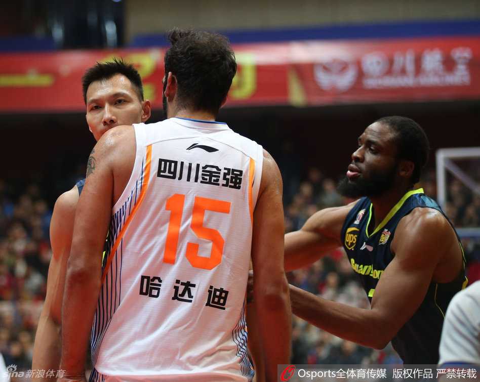 哈达迪也不甘示弱，在队友的劝阻下依然试图向前迈步，他挥动着长臂，嘴里不停地说着什么，似乎在向阿联和全场观众解释，又或是在回击对方的挑衅。