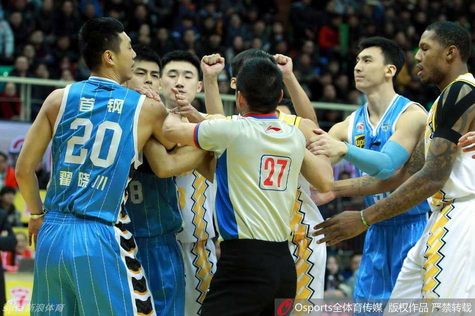 宿敌之战:翟晓川与林志杰赛场肉搏,帕戈压哨绝杀掀翻首钢 裁判奋力张开双臂,将杀红了眼的翟晓川与林志杰隔开,两人眼神中依旧充满斗志,仿佛下一秒就要挣脱束缚继续较量。