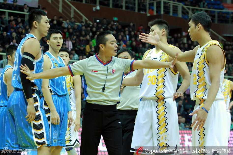 宿敌之战:翟晓川与林志杰赛场肉搏,帕戈压哨绝杀掀翻首钢 广厦队球员们紧紧纠缠在一起,拼命想要拦住杀红了眼的北京队员,场上一片混乱,仿佛古罗马的角斗场,充满了血腥与斗志。