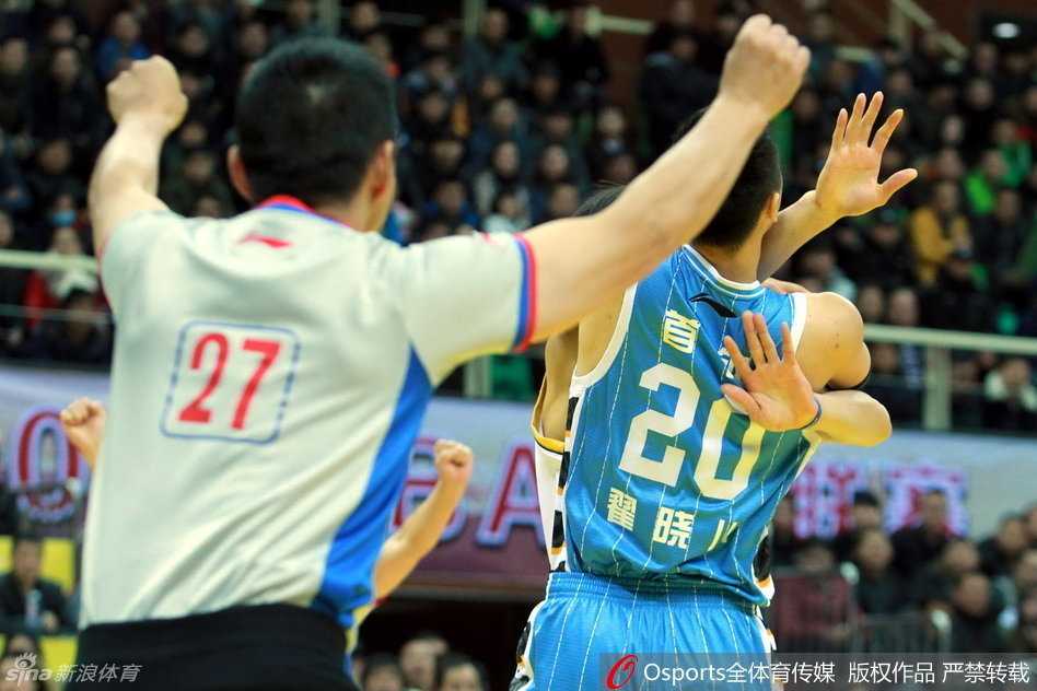 宿敌之战:翟晓川与林志杰赛场肉搏,帕戈压哨绝杀掀翻首钢 北京队球员情绪激动地将翟晓川护在身后,对着裁判不停比划着手势,试图解释刚才的判罚,而翟晓川则一脸委屈与不甘,紧握双拳。