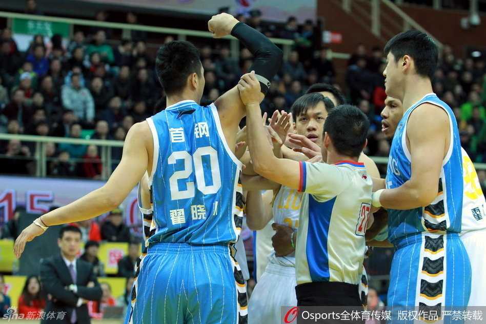 宿敌之战:翟晓川与林志杰赛场肉搏,帕戈压哨绝杀掀翻首钢 翟晓川在人群中高高跃起,与胡金秋展开激烈拼抢,身体在空中失去平衡,但眼神依然死死盯着篮球,展现出惊人的求胜欲望。