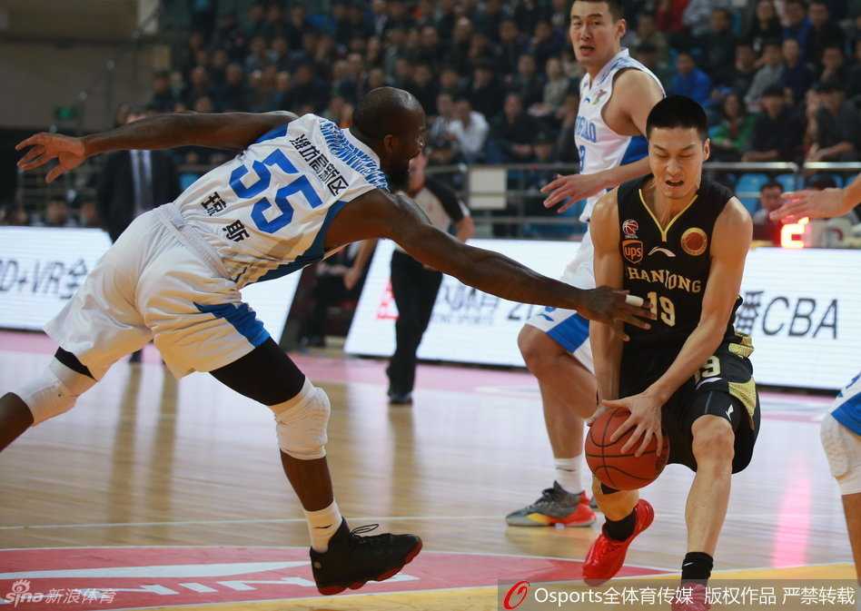 青岛队琼斯持球加速强行突破，防守球员全力跟防却仍慢一步，只能目送他直杀篮下