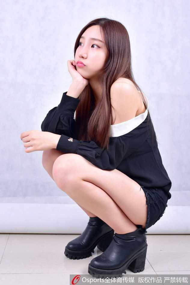 富邦篮球宝贝清纯绽放 舞动青春助威中国男篮奥运征程 在布满篮球图案的背景板前,宝贝们齐齐亮相,她们或俏皮眨眼,或温柔浅笑,青春的朝气几乎要溢出画面,仿佛正在预演赛场上的欢呼时刻。