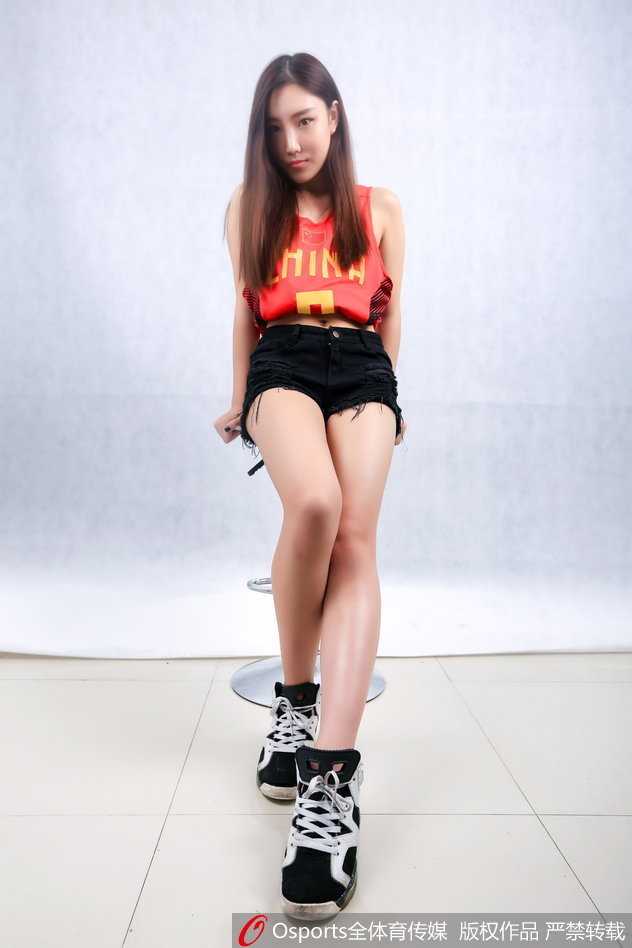 富邦篮球宝贝清纯绽放 舞动青春助威中国男篮奥运征程 一位篮球宝贝侧身微笑,清秀的面庞在光影下显得格外动人,乌黑的长发自然披散,流露出邻家女孩般的温婉气质。