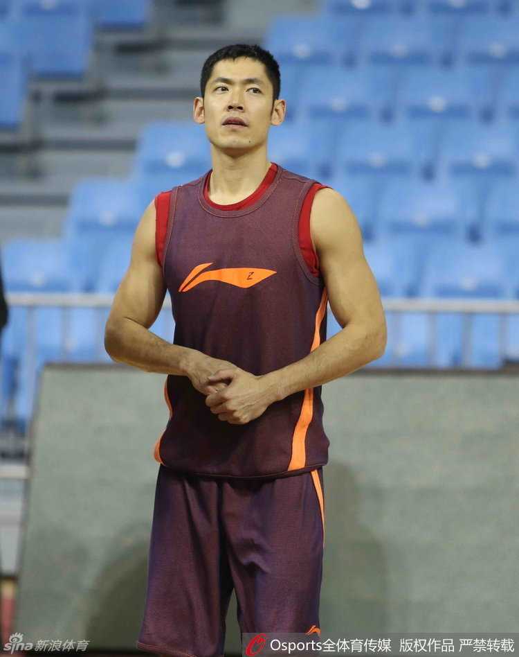 寒冬中的卫冕冠军:北京首钢常规赛收官战前众生相 莫里斯在训练中一丝不苟地练习着拿手的中距离跳投,篮球应声入网,节奏依旧,此刻的他正为即将与奥登的硬仗积蓄能量。