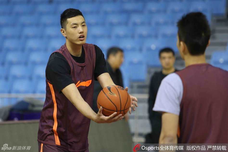 寒冬中的卫冕冠军:北京首钢常规赛收官战前众生相 闵鹿蕾双手插兜站在场边,目光深邃地注视着球场上的每一个细节,寒冷的天气与球队的困境让他紧锁眉头,脑海中不断盘算着接下来的战术变化。