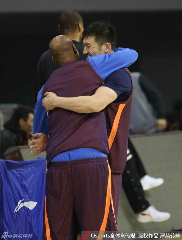 寒冬中的卫冕冠军:北京首钢常规赛收官战前众生相 赛前热身区,老将张庆鹏神情专注地拉伸筋骨,眼神却不时飘向场边的战术板,仿佛在思索接下来要如何用百步穿杨的绝技撕开对手防线。